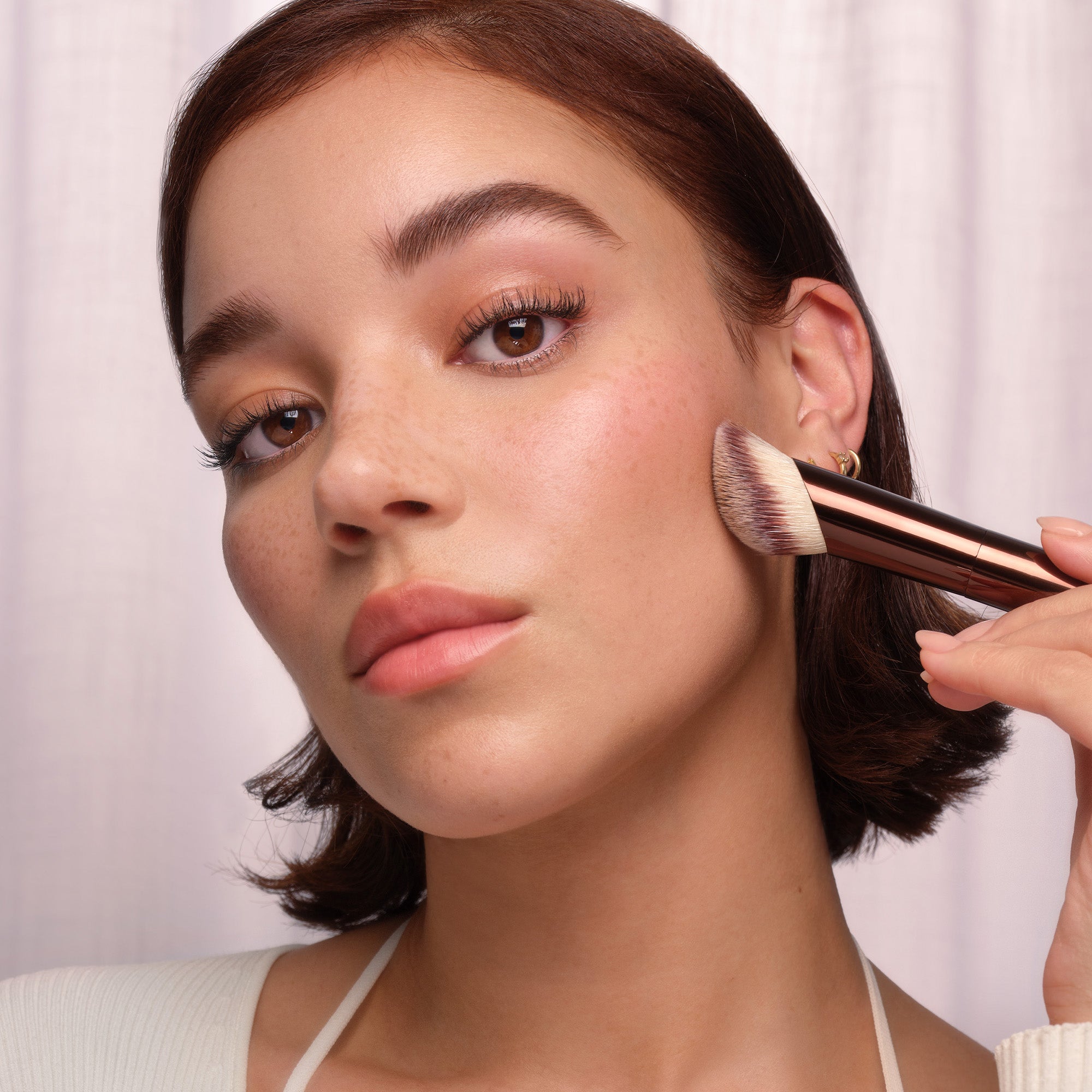 アワーグラス アンビエント ソフトグロウファンデーションブラシ Ambient Soft Glow Foundation Brush – Hourglass Cosmetics CA